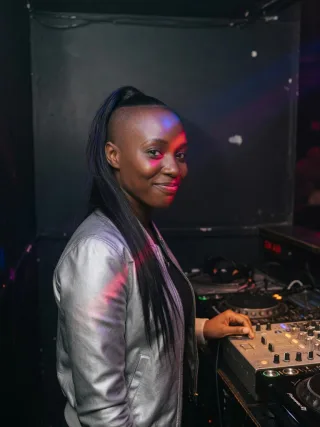 Nia, 30